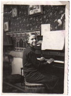 Young Edith Stern playing piano before the war